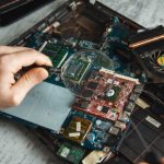 manos-tecnico-reparando-computadora-escritorio_218381-2390